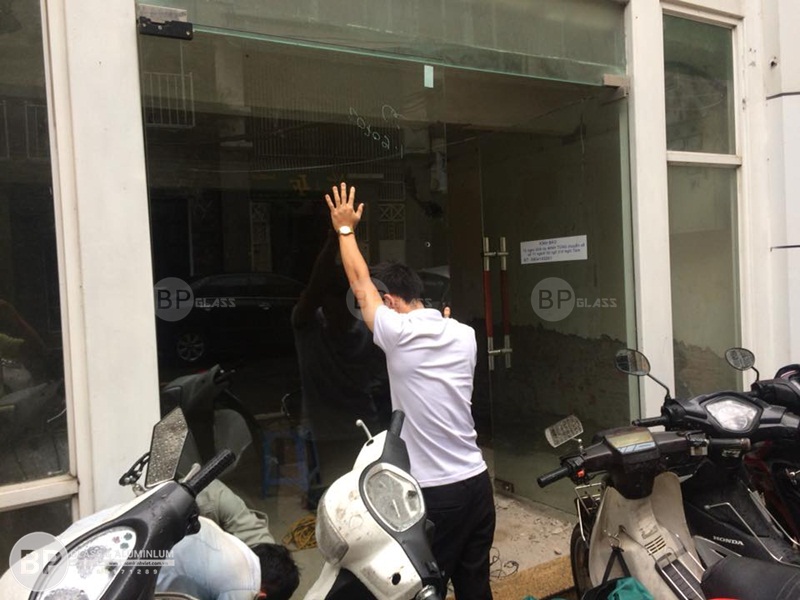 Thi công cửa kính cường lực tại số 74 Bùi Thi Xuân buiphat.vn